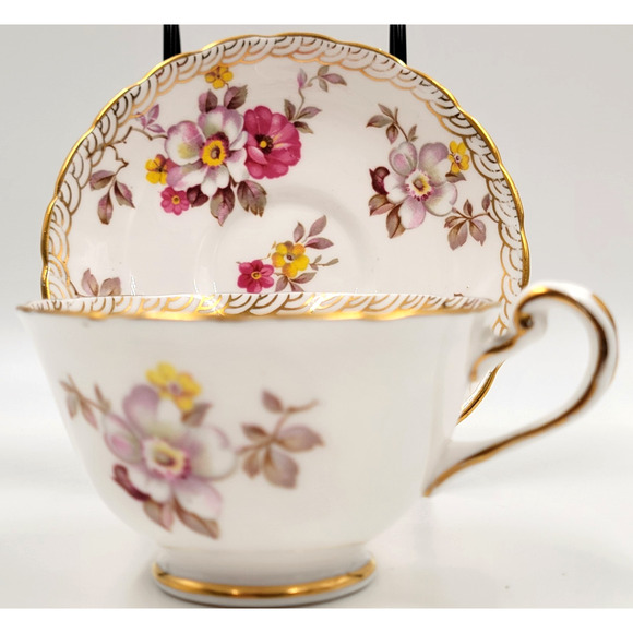 Royal Chelsea Bone China English Tea Cup & Saucer Pattern #3883A Gold Trim - Picture 2 of 15